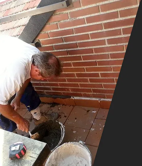 Goterapid hombre aplicando mezcla impermeabilizante 