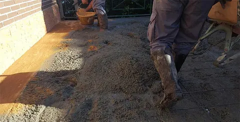 Goterapid hombres realizando reforma en patio exterior