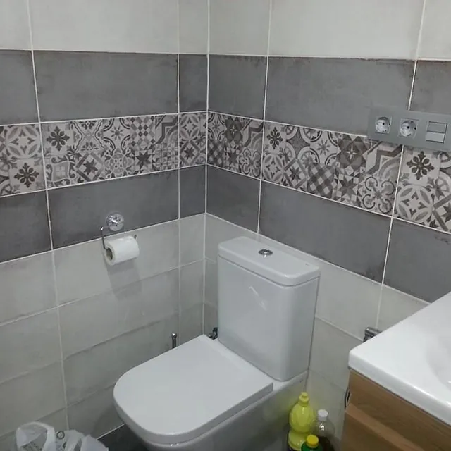 Goterapid baño con sanitario moderno y azulejos en tonos neutros