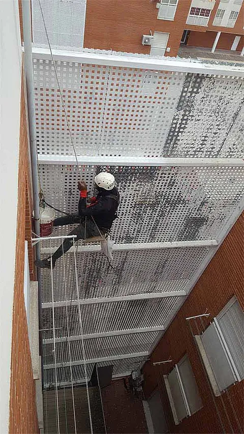 Goterapid hombre realizando trabajo de pintura en altura