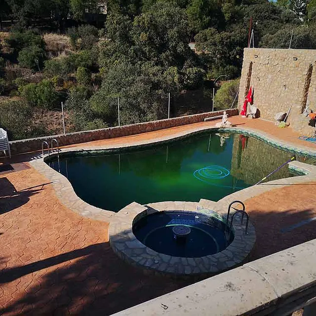Goterapid piscina exterior con pavimento impreso